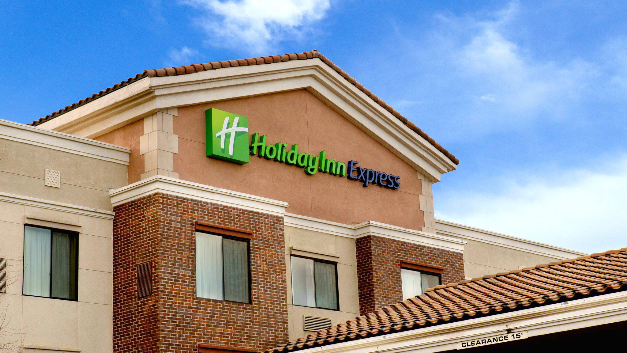 Holiday Inn Express & Suites Lincoln-Roseville Area Photo