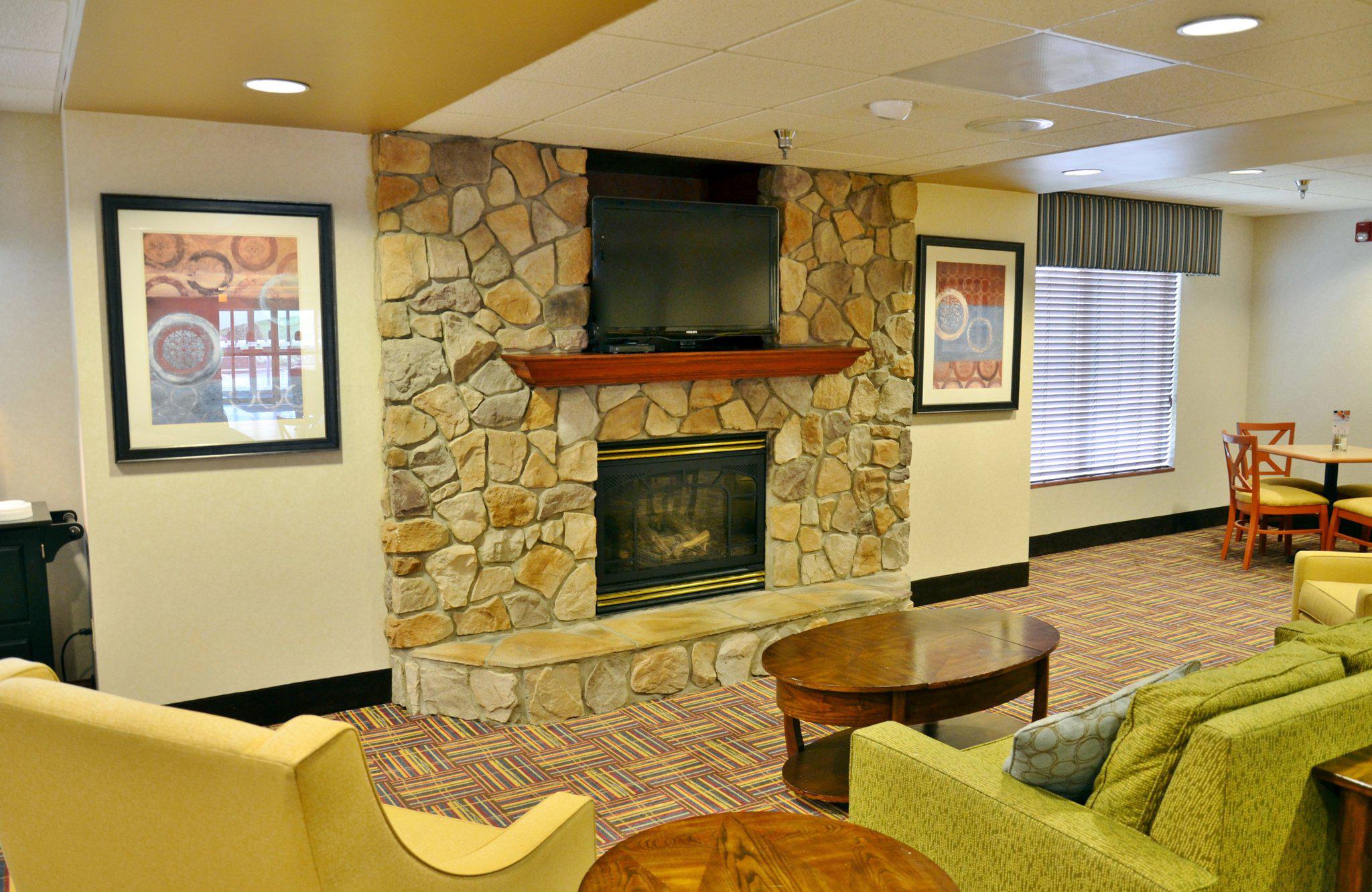 Holiday Inn Express & Suites Center Township Photo