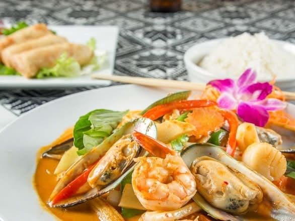 32. Pad Bai-Krapraw (Basil Chicken)