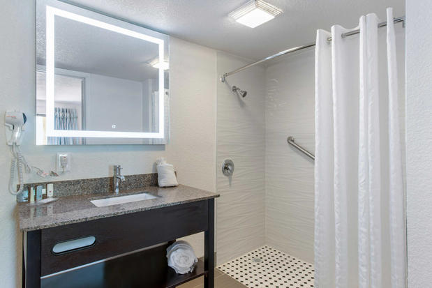 Images Clarion Inn & Suites
