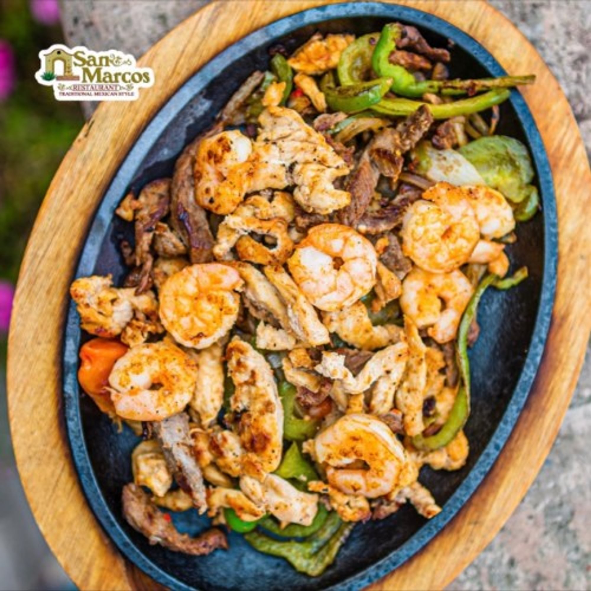 fajita texana for two (shirmp, cg chicken & g steak strips) -camaron, pollo y carne