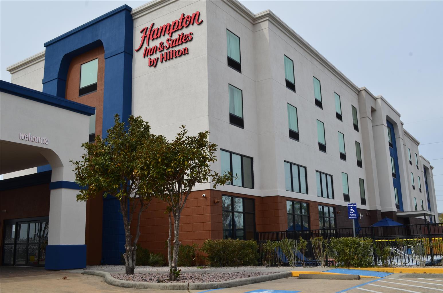 Hampton Inn &amp; Suites by Hilton Tomball Houston NW Logo