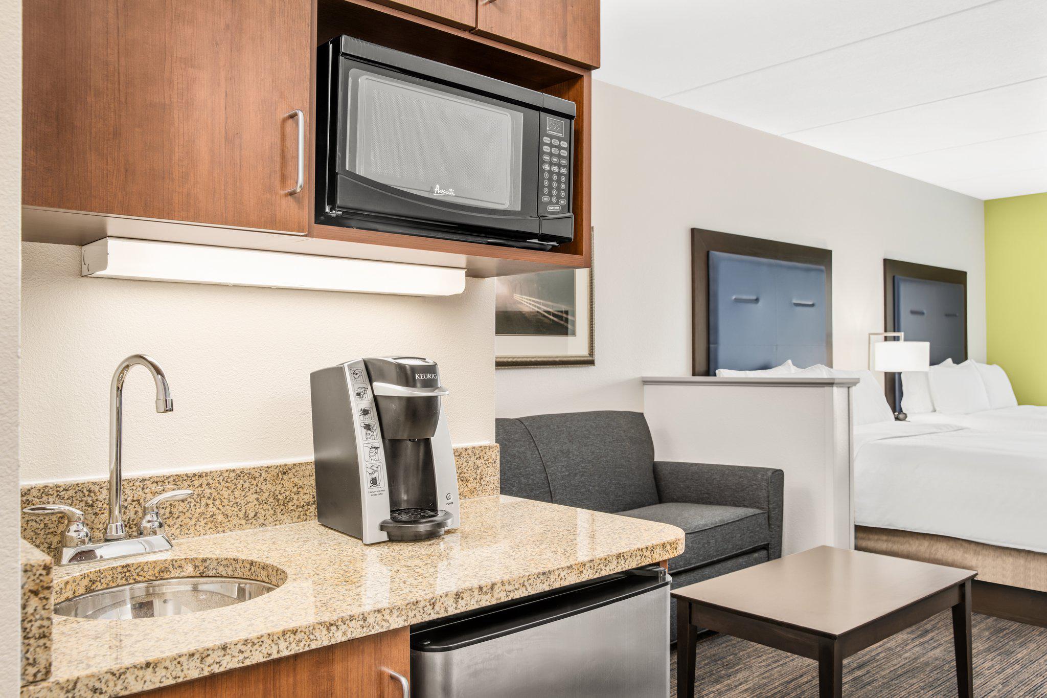 Holiday Inn Express & Suites Wilmington-Newark Photo