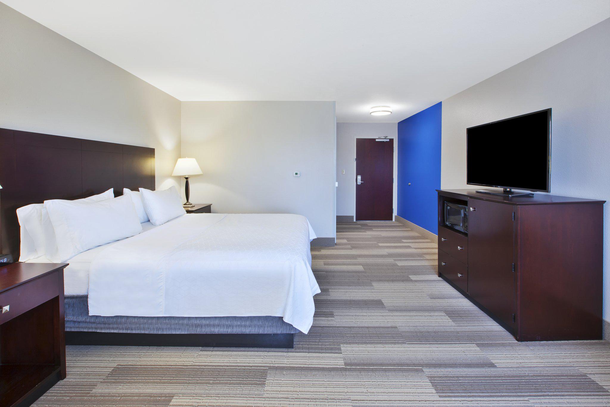 Holiday Inn Express & Suites Niles Photo