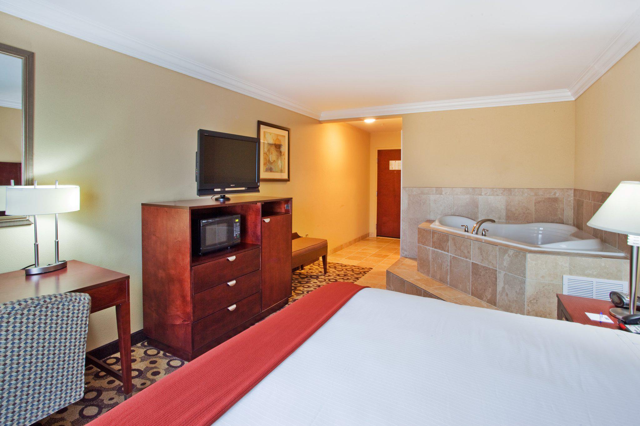 Holiday Inn Express & Suites Macon-West Photo