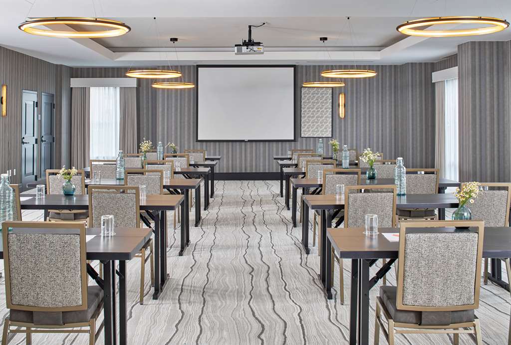 Cumberland House Knoxville, Tapestry Collection by Hilton Image