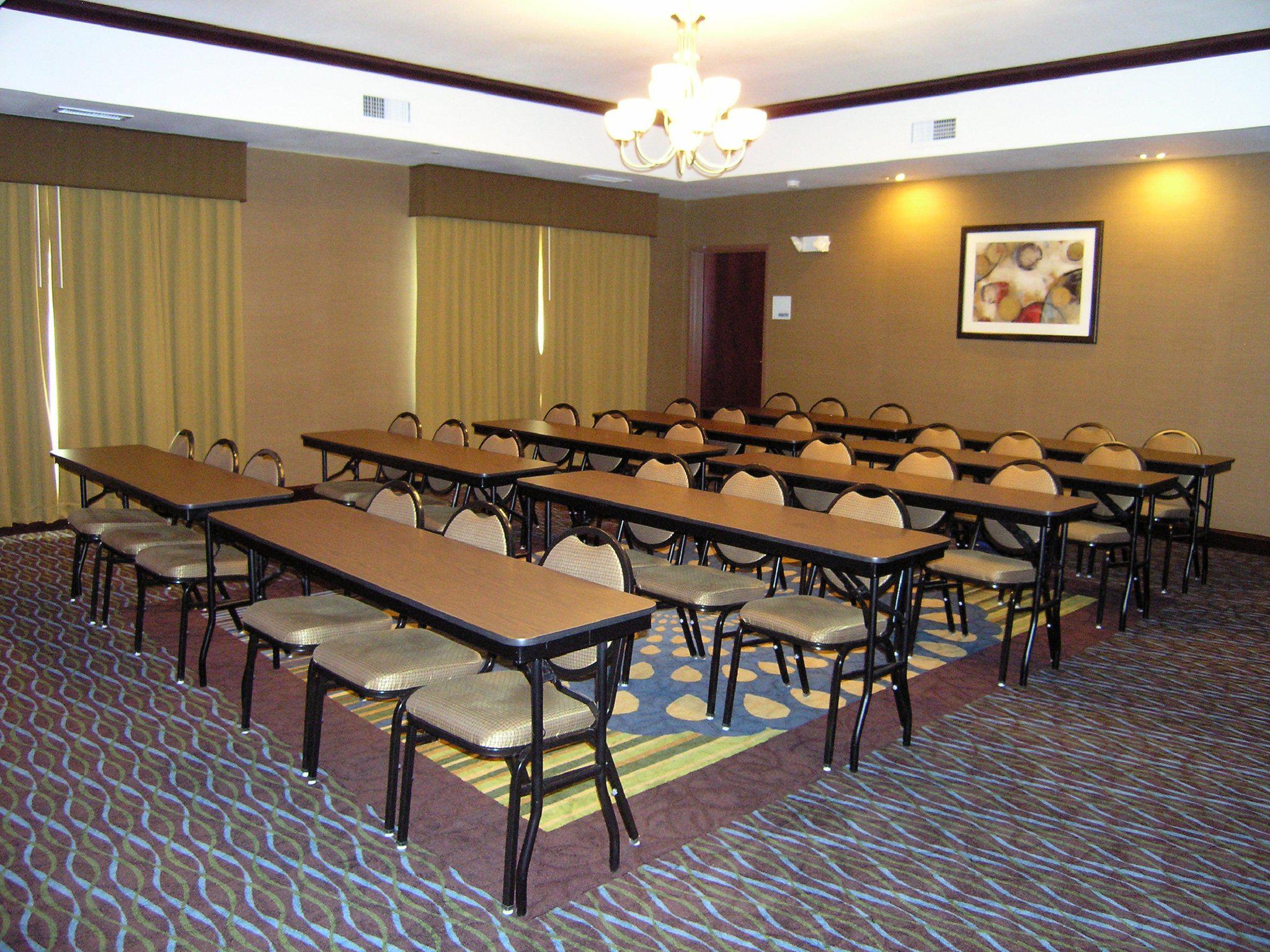 Holiday Inn Express & Suites Belle Vernon Photo