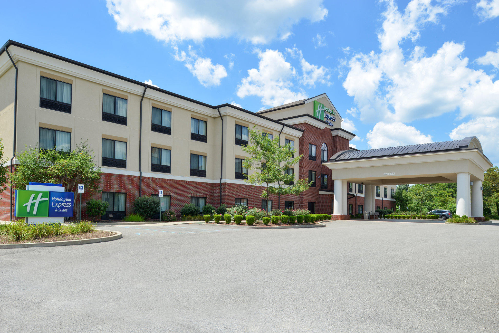 Holiday Inn Express & Suites Fairmont Photo