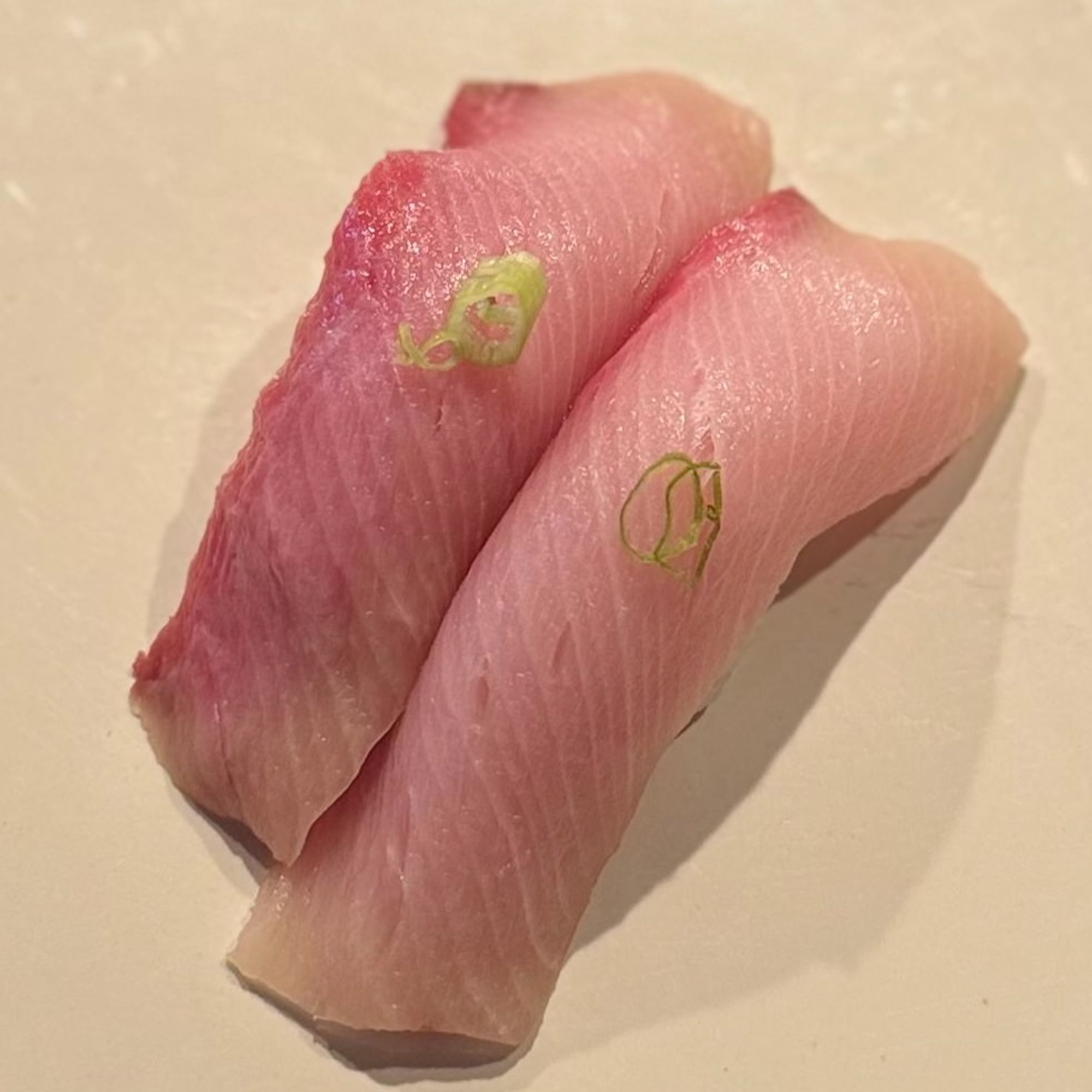 Yellow tail sushi (2pcs) / sashimi (3 pcs)