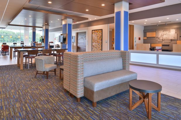 Images Holiday Inn Express & Suites Omaha Airport