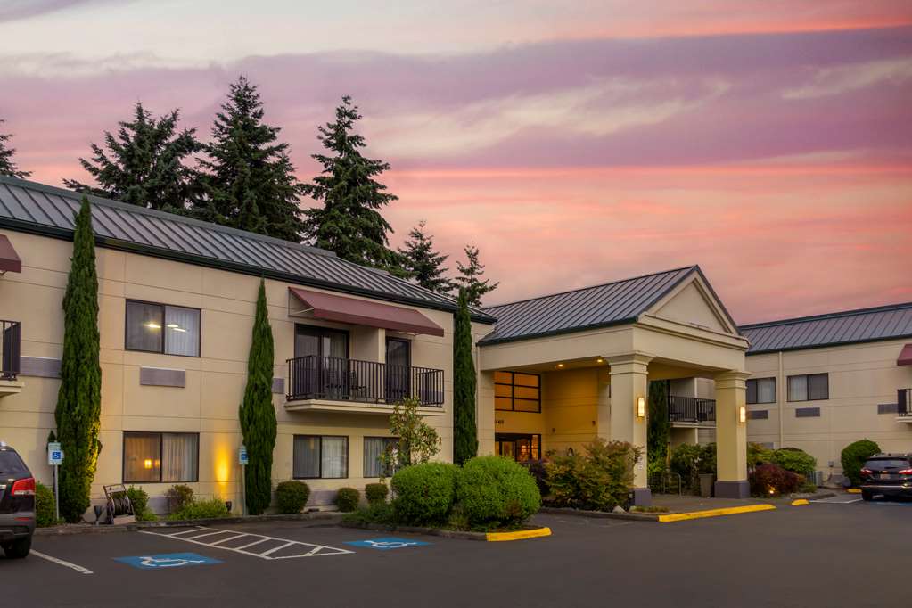 Best Western Plus Plaza by the Green Image