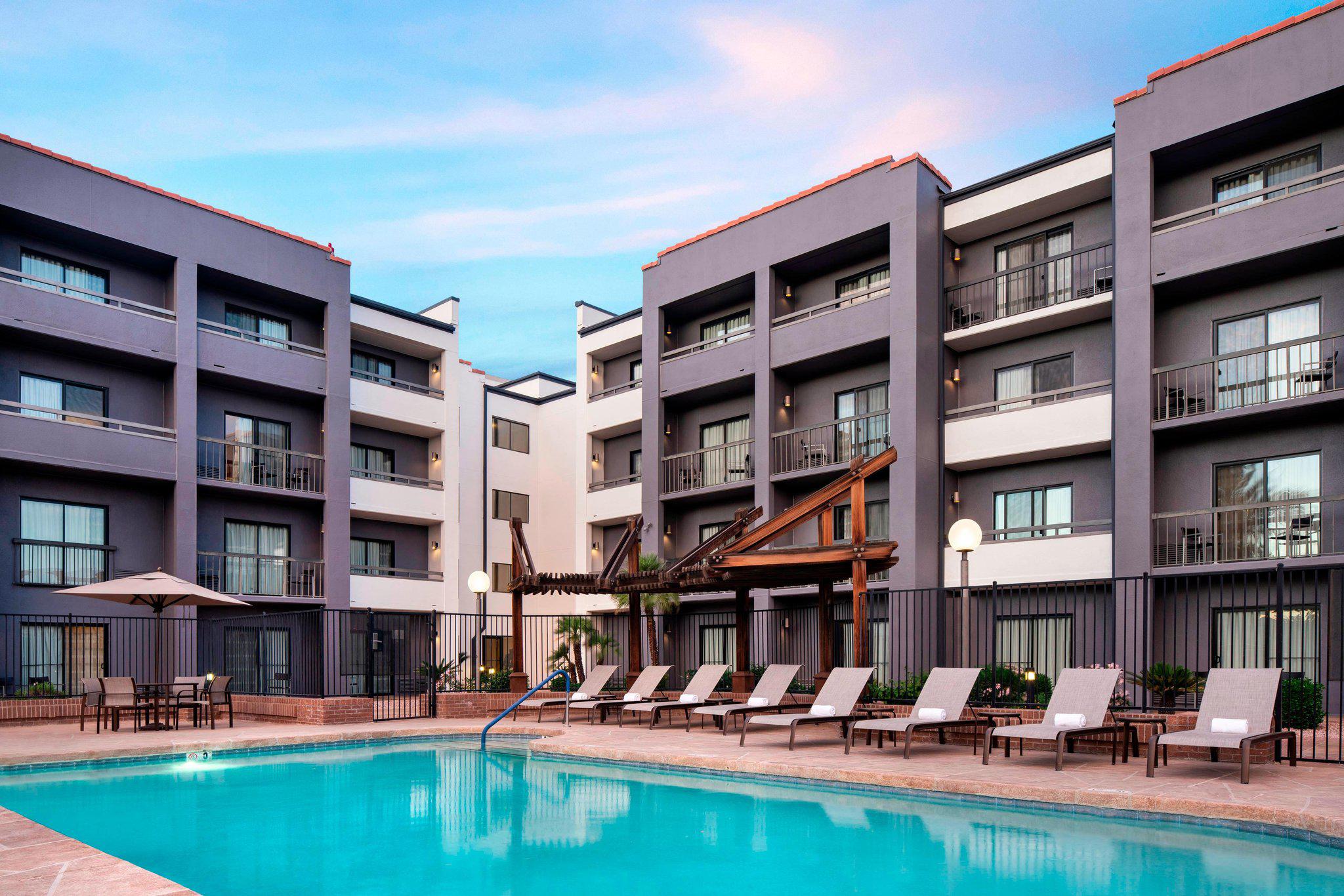 Courtyard by Marriott Phoenix Airport Photo