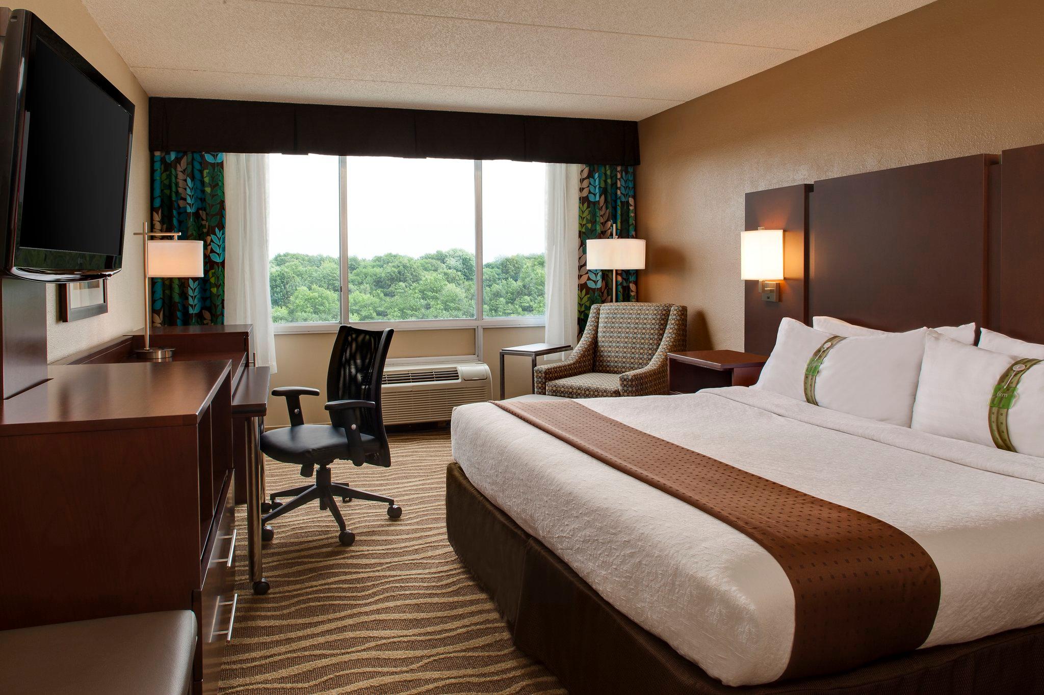 Holiday Inn & Suites Overland Park-West Photo