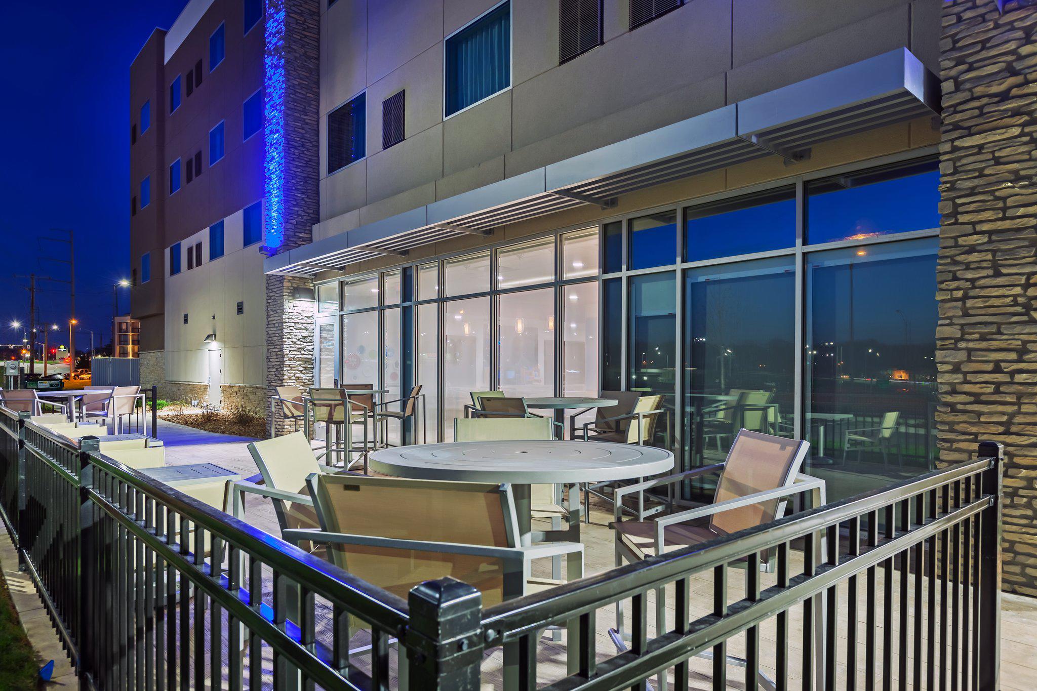 Holiday Inn Express & Suites Lenexa - Overland Park Area Photo