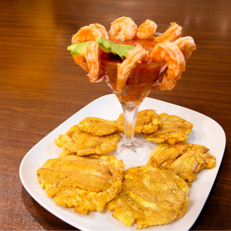 Ceviche de Camarones con Patacones