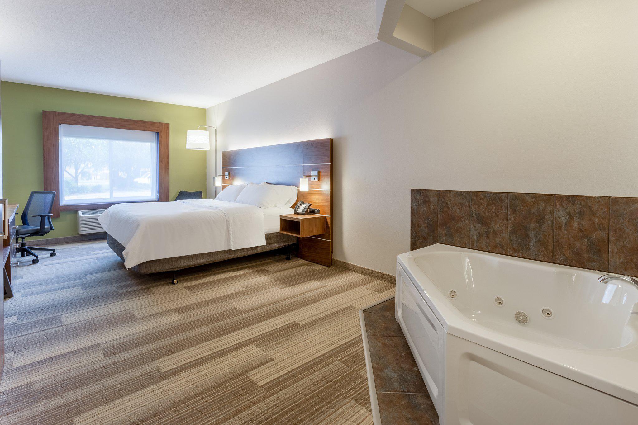 Holiday Inn Express & Suites Burlington Photo