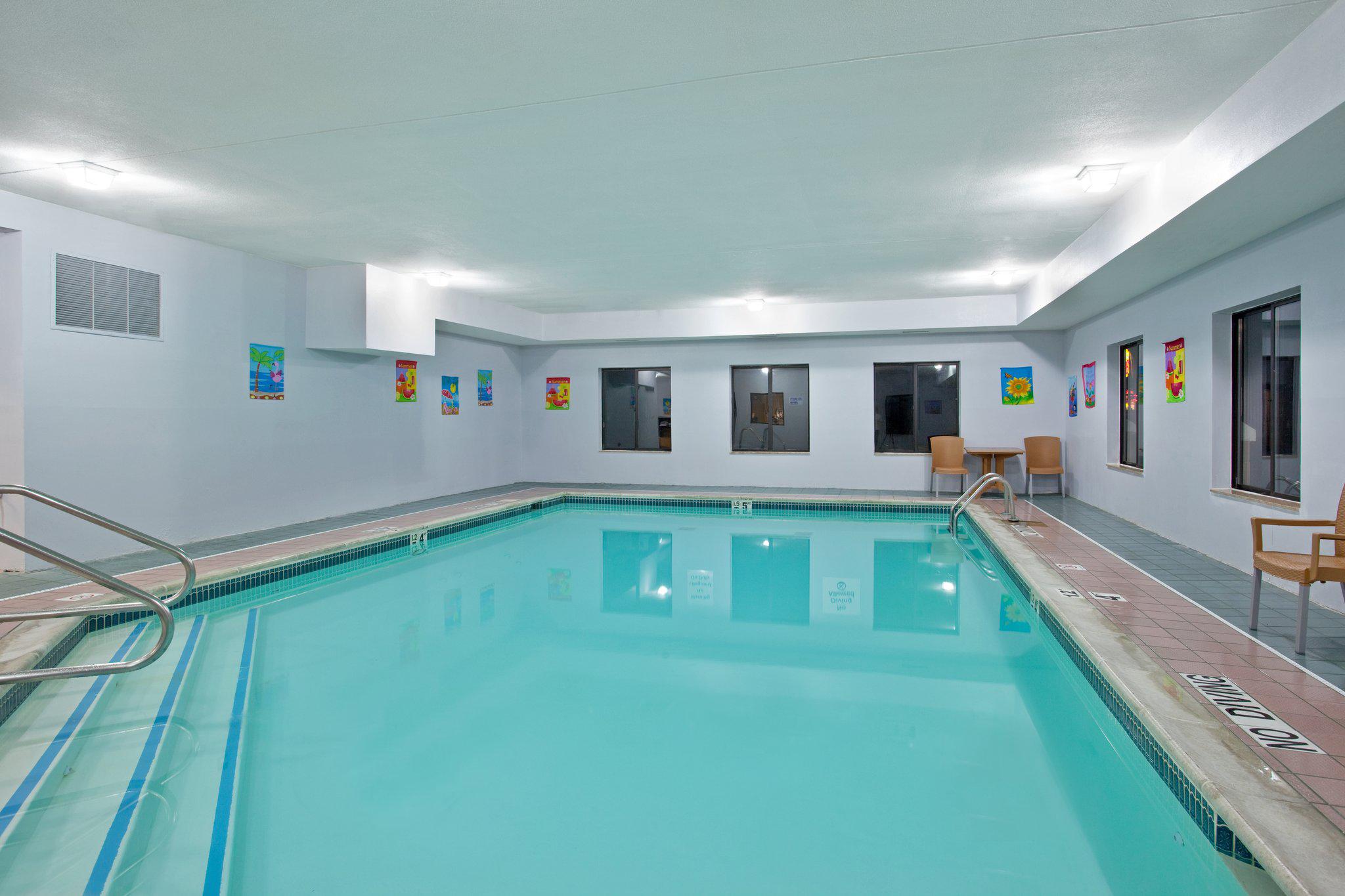 Holiday Inn Express & Suites Three Rivers Photo