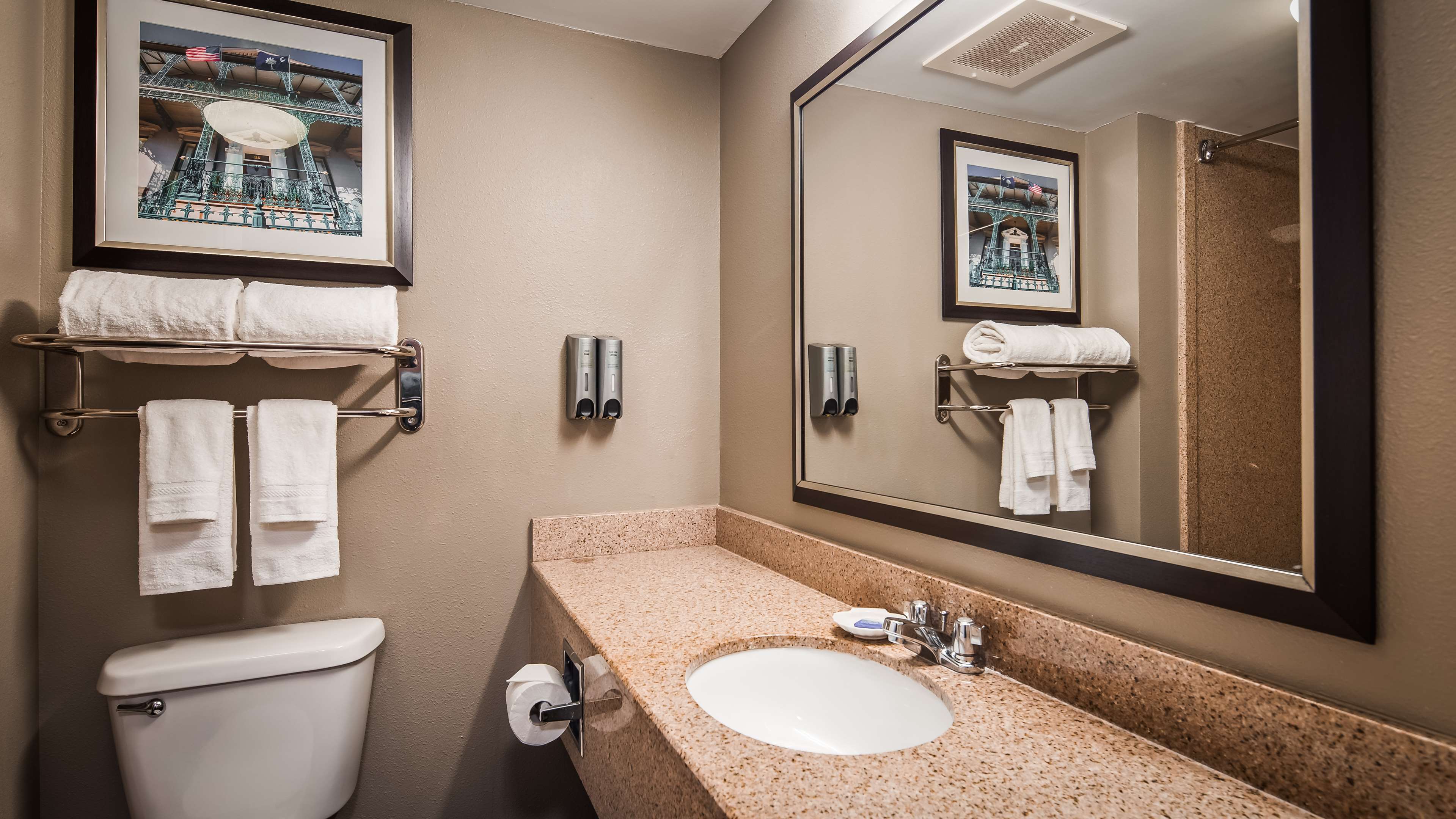 Best Western Plus Airport Inn & Suites Photo