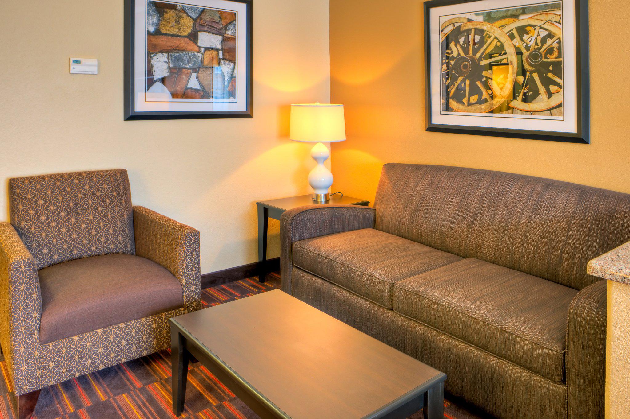 Holiday Inn Express & Suites Granbury Photo