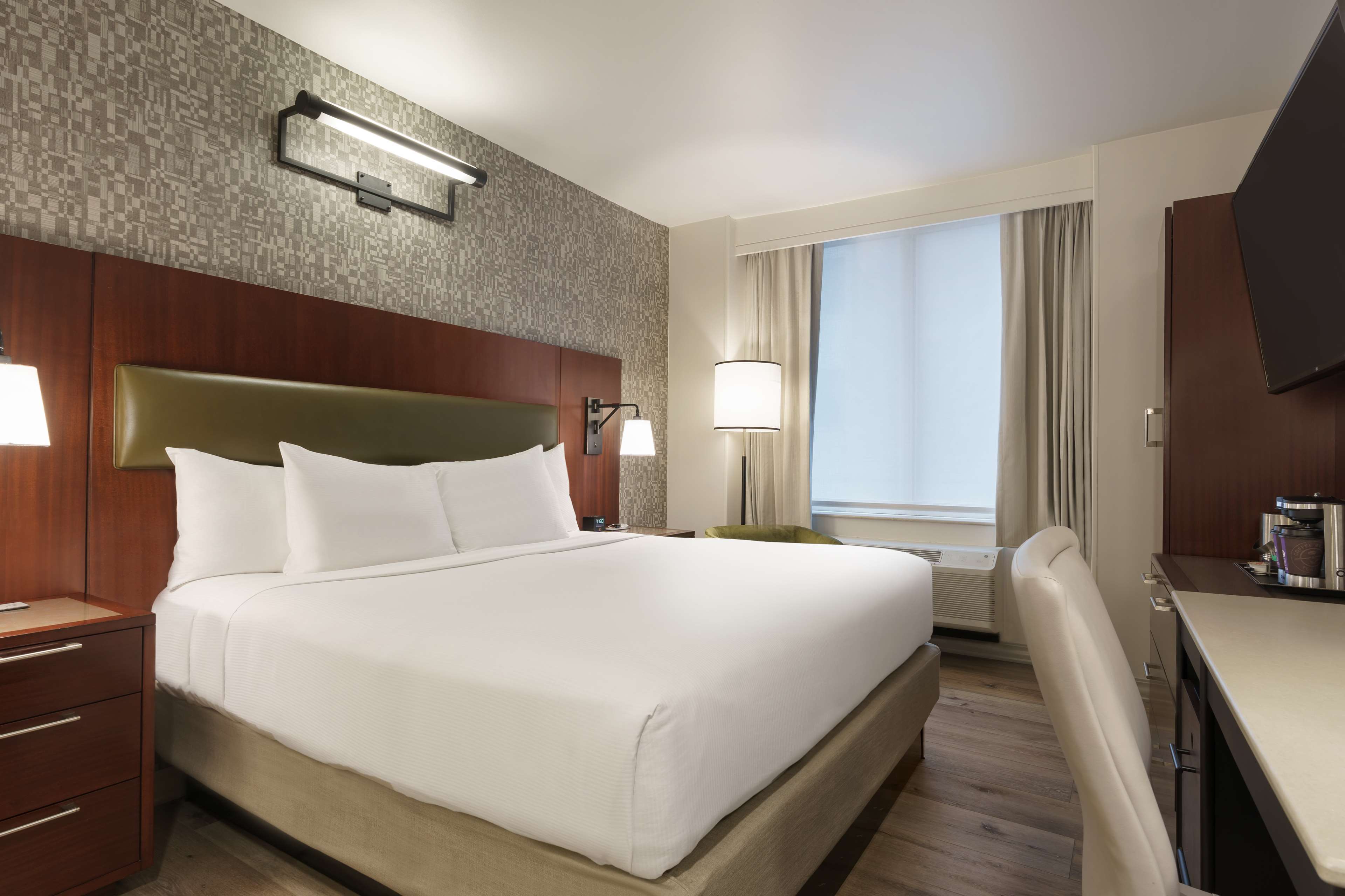 DoubleTree by Hilton New York Downtown, 8 Stone Street, New York, NY