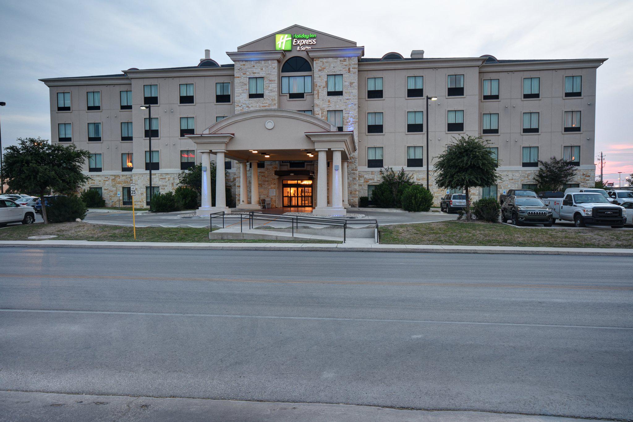 Holiday Inn Express & Suites del Rio Photo