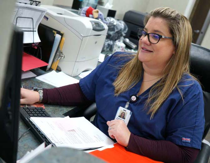 An expert staff member at Azura Surgery Center Connecticut