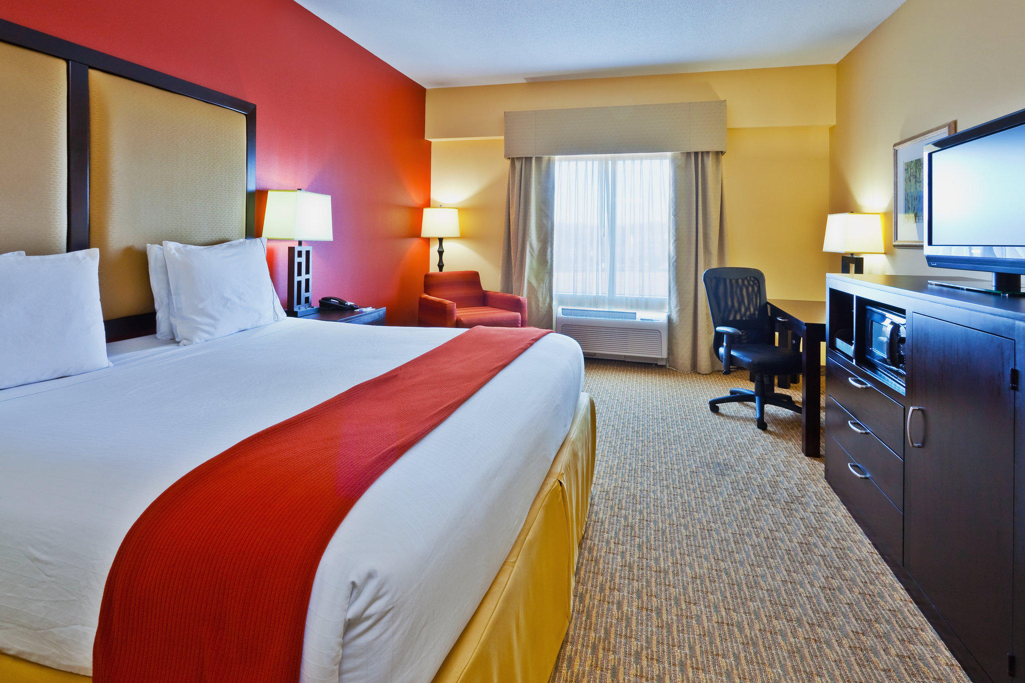 Holiday Inn Express & Suites Nashville-Opryland Photo