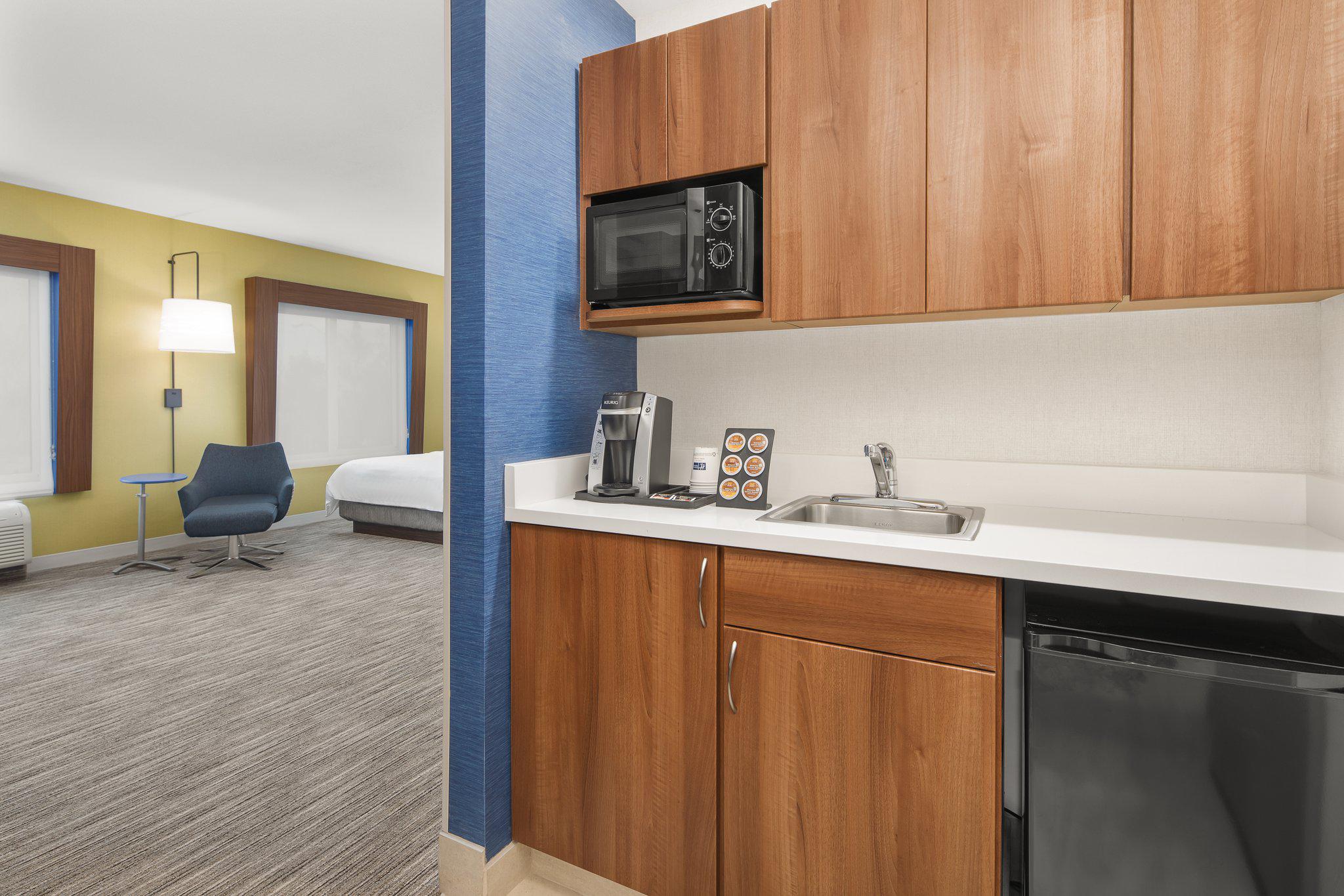 Holiday Inn Express & Suites Sacramento Airport Natomas Photo