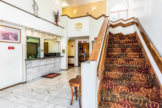 Images Econo Lodge Inn & Suites