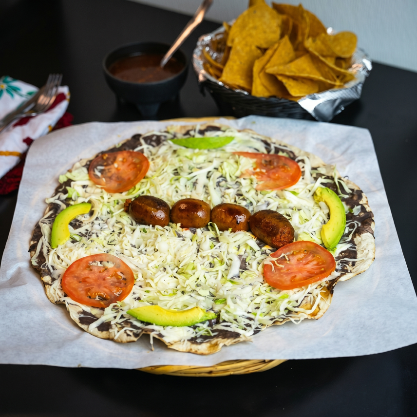 Tlayuda chorizo