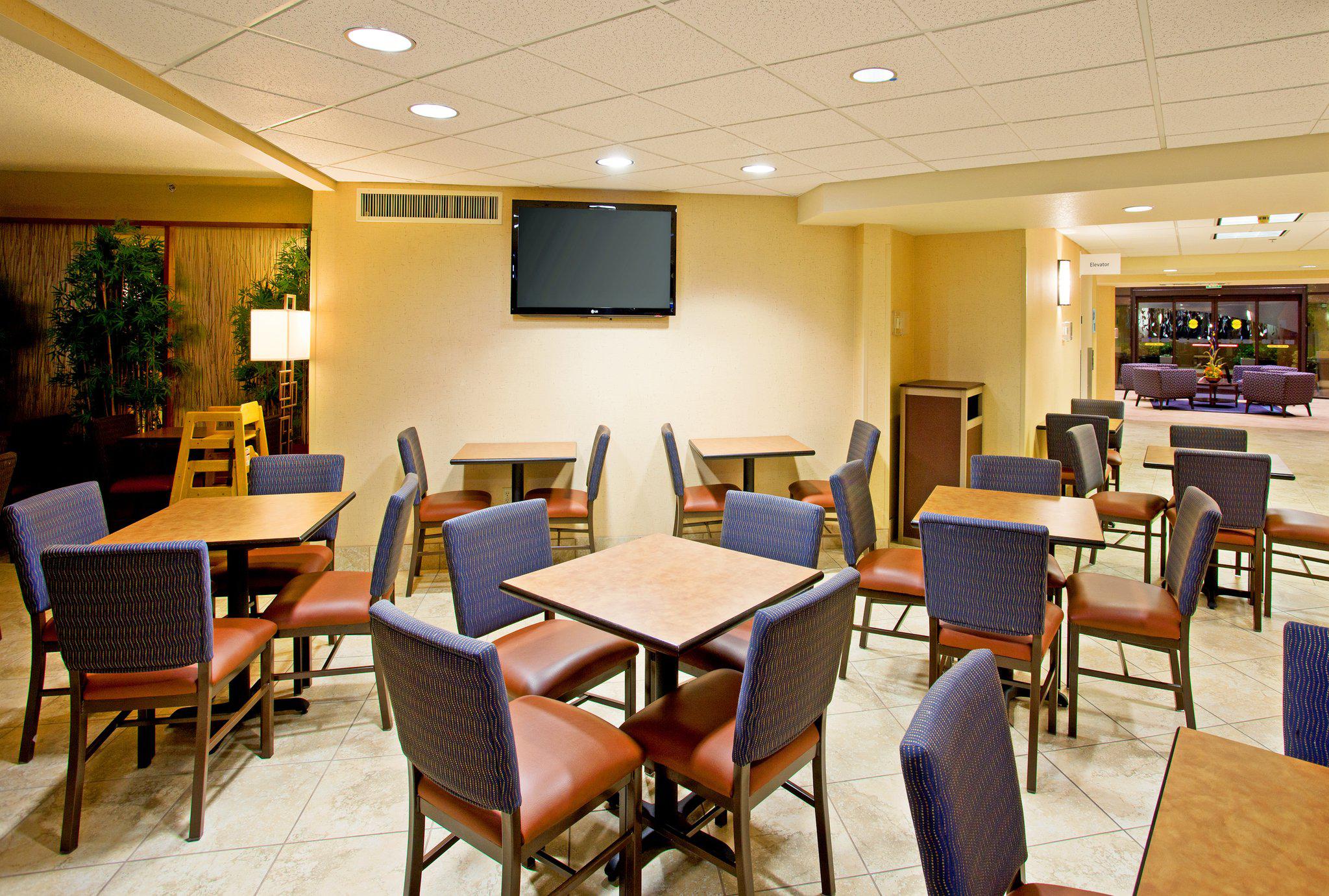 Holiday Inn Express Scottsdale North Photo