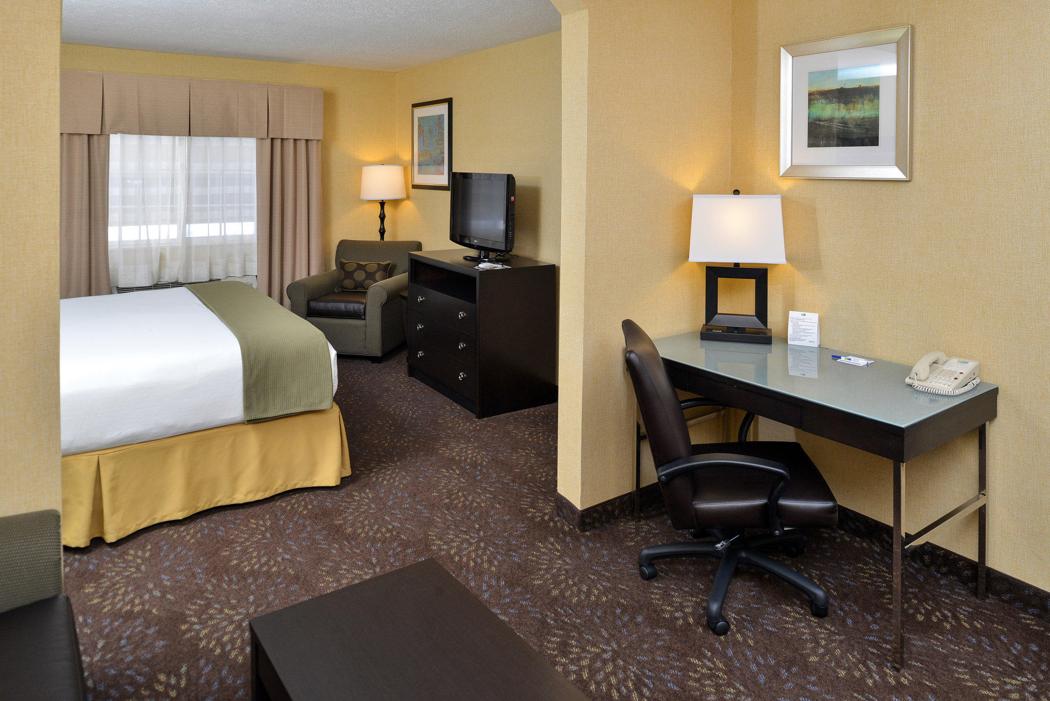 Holiday Inn Express & Suites Charlotte Photo