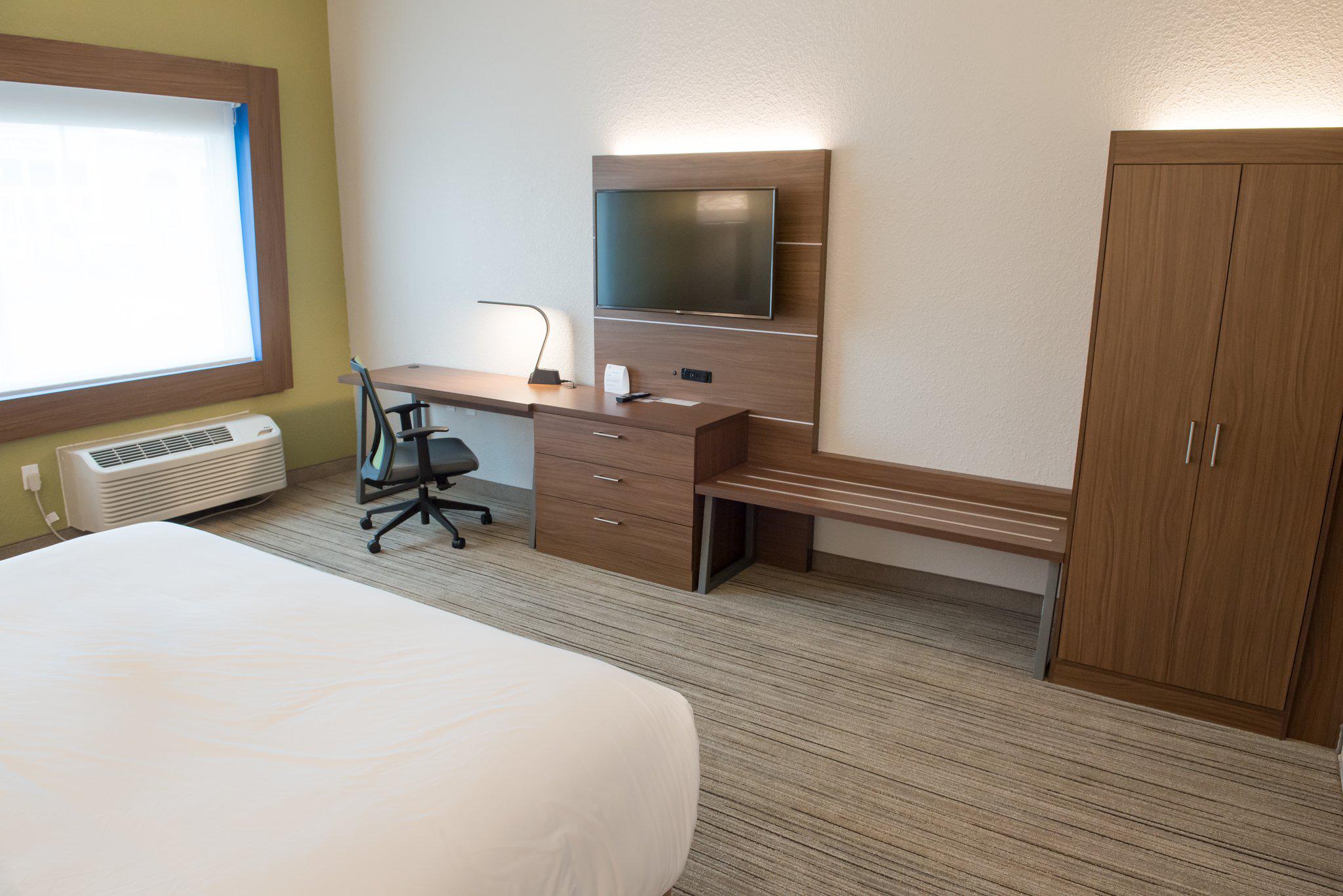 Holiday Inn Express & Suites Fort Wayne North Photo