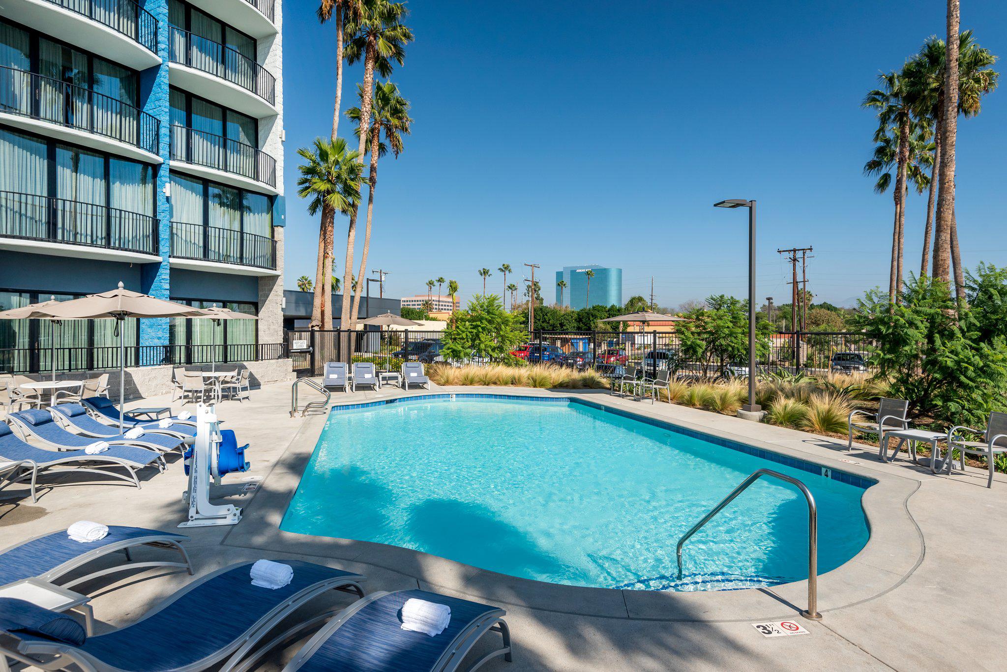 Holiday Inn Express & Suites Santa ANA - Orange County Photo