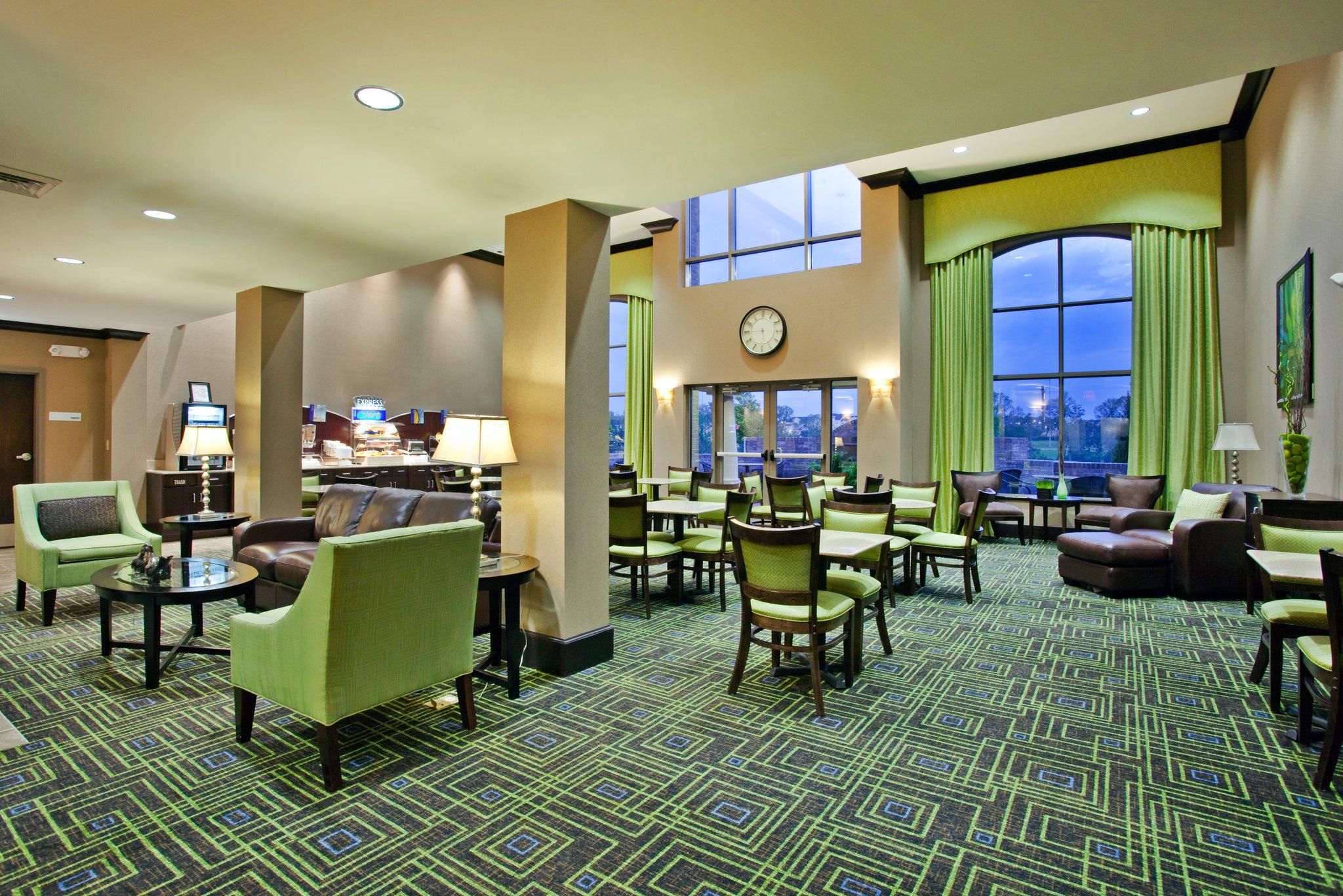 Holiday Inn Express & Suites Opelika Auburn Photo