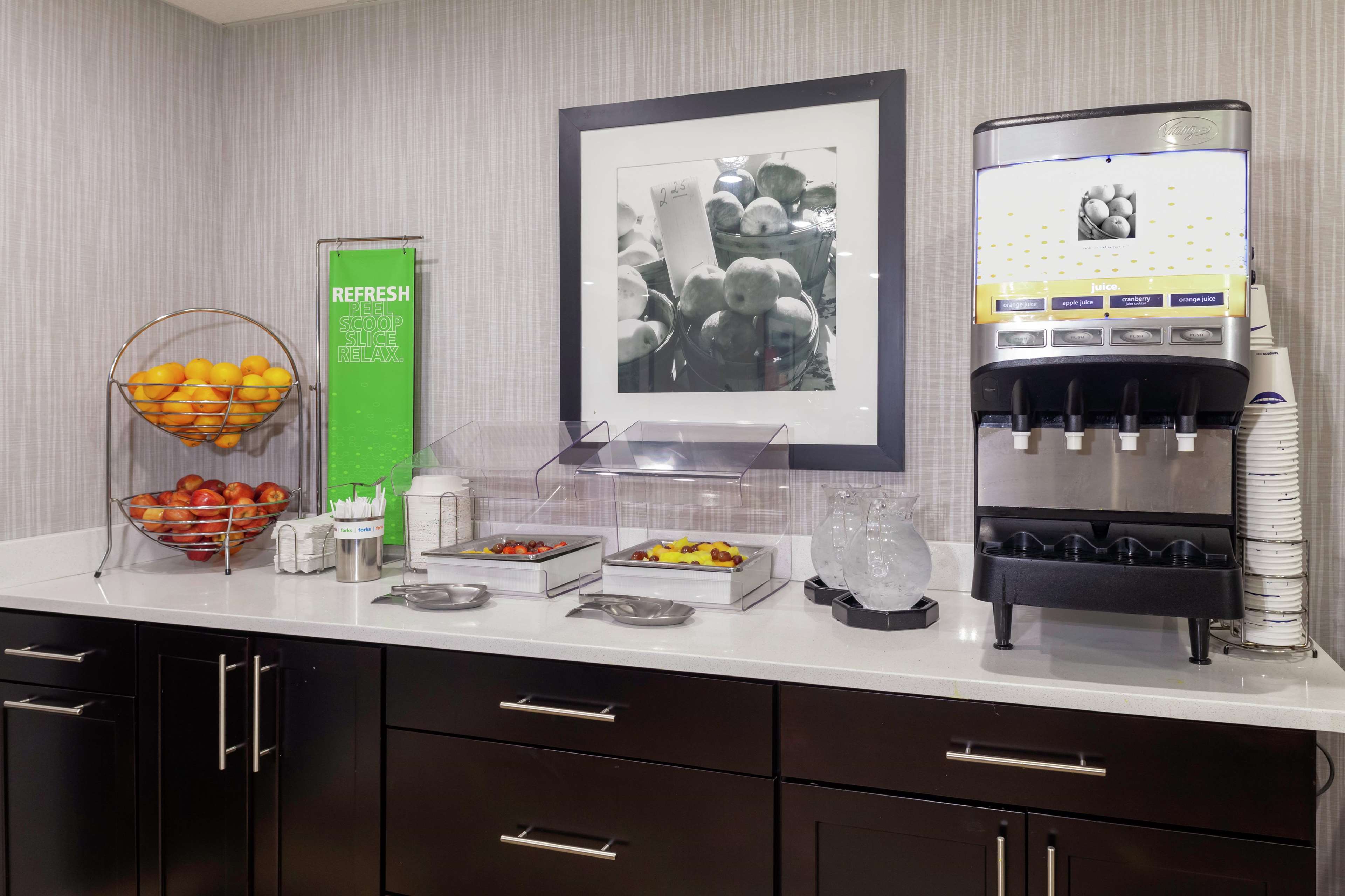 Hampton Inn Newark-Airport Photo