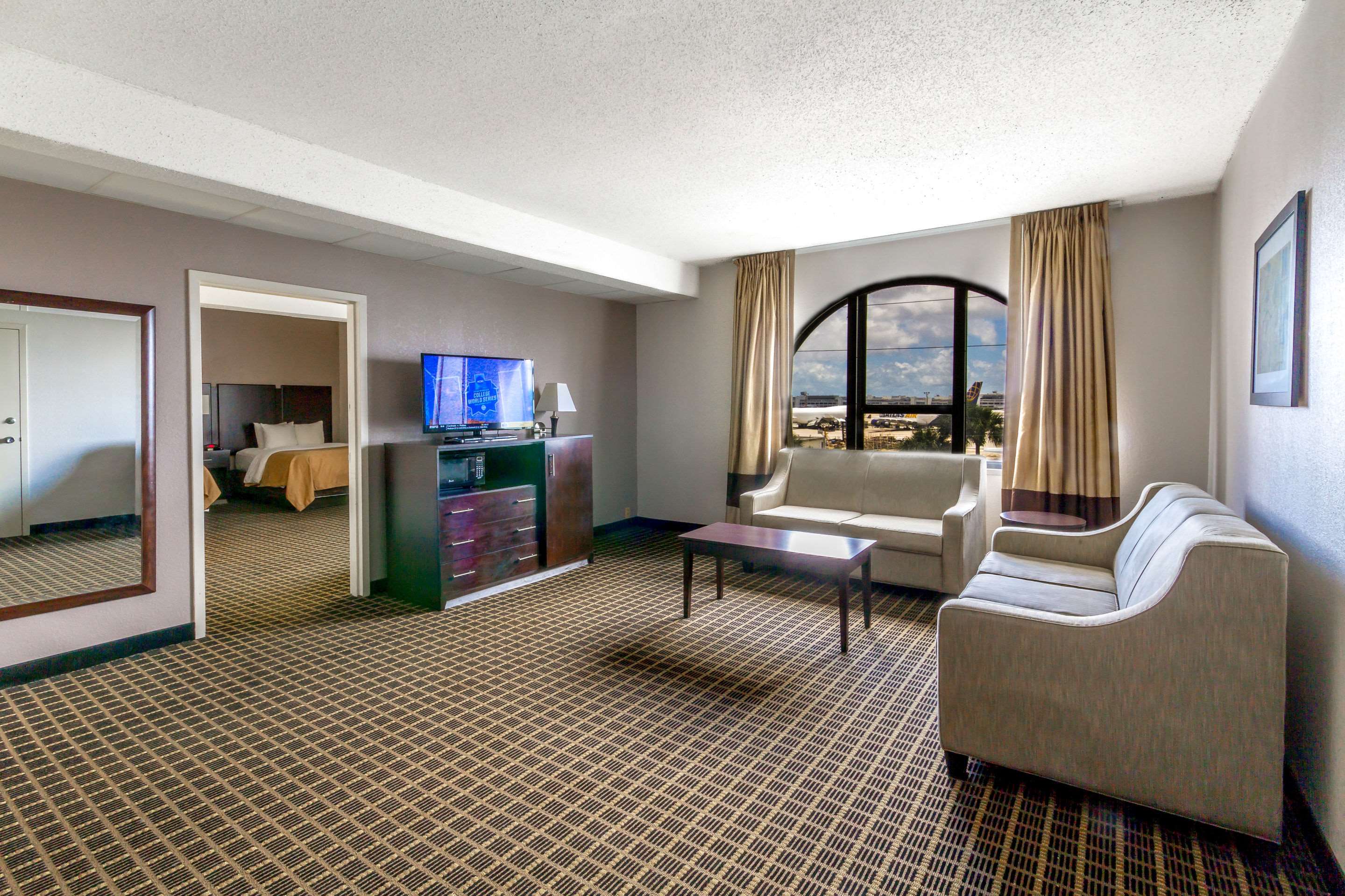 Clarion Inn & Suites Miami International Airport Photo