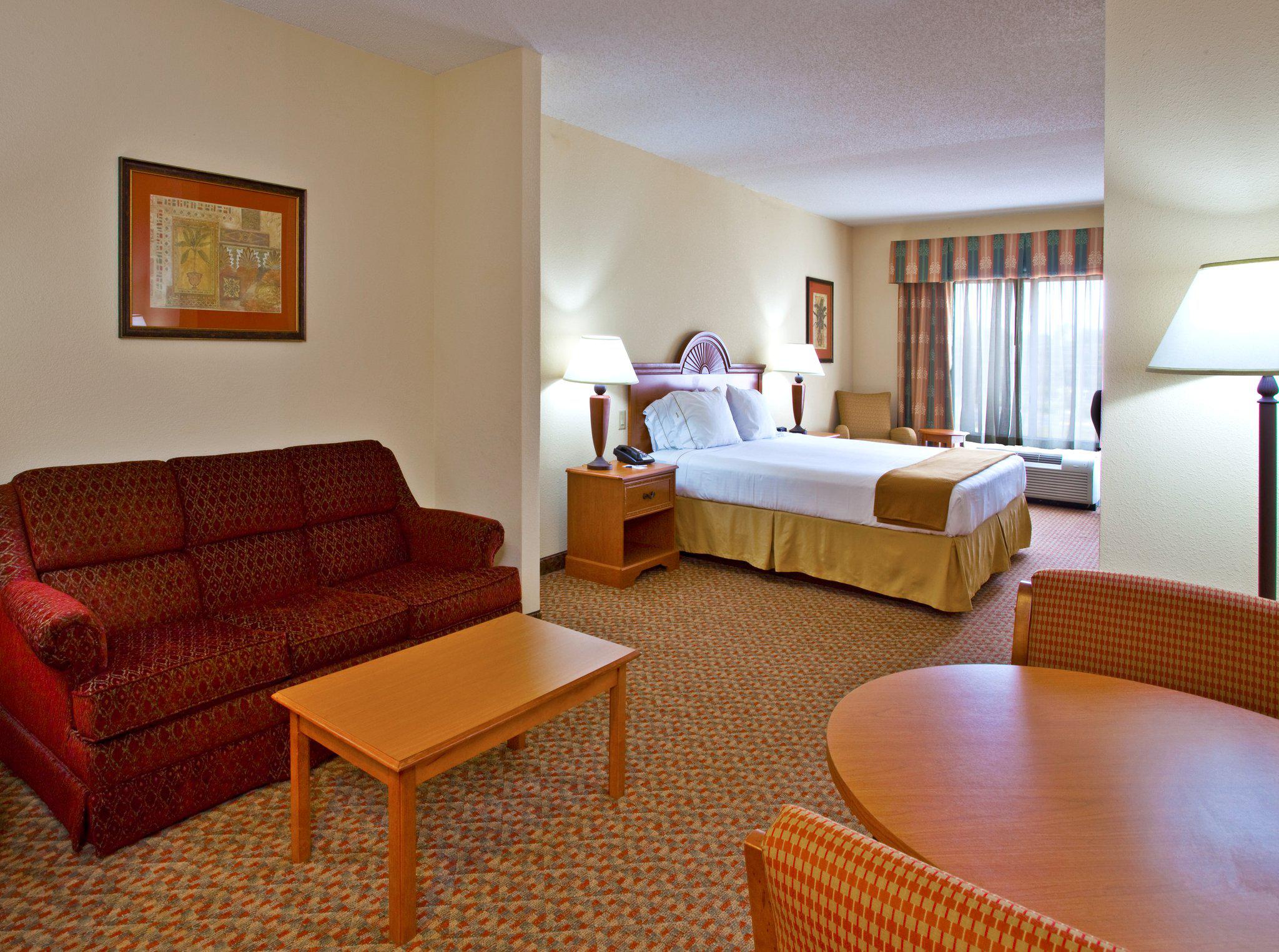Holiday Inn Express & Suites Spring Hill Photo