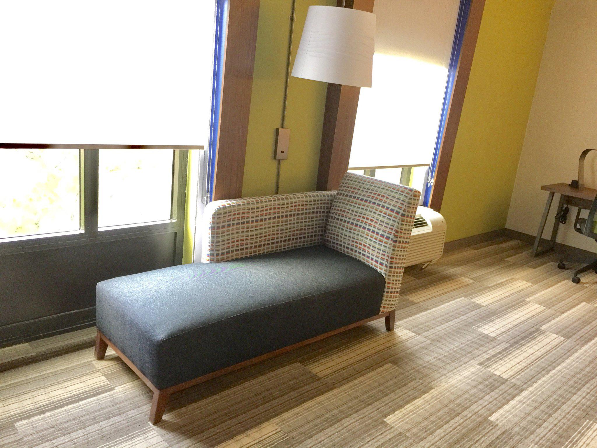 Holiday Inn Express & Suites Houston - Memorial Park Area Photo