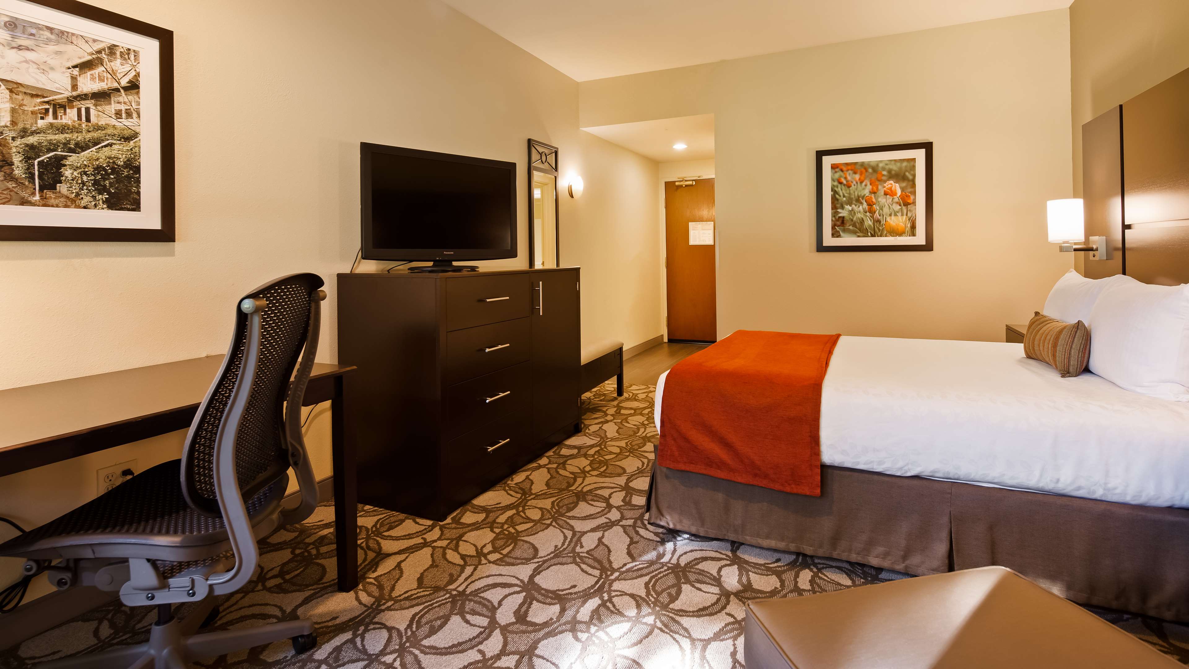 Best Western Plus Plaza by the Green Photo