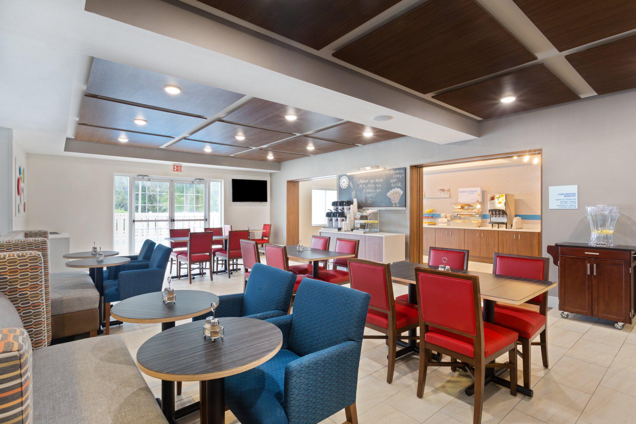 Holiday Inn Express & Suites Tavares - Leesburg Photo