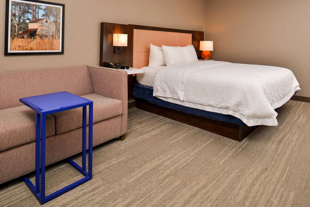 Hampton Inn Emporia Image