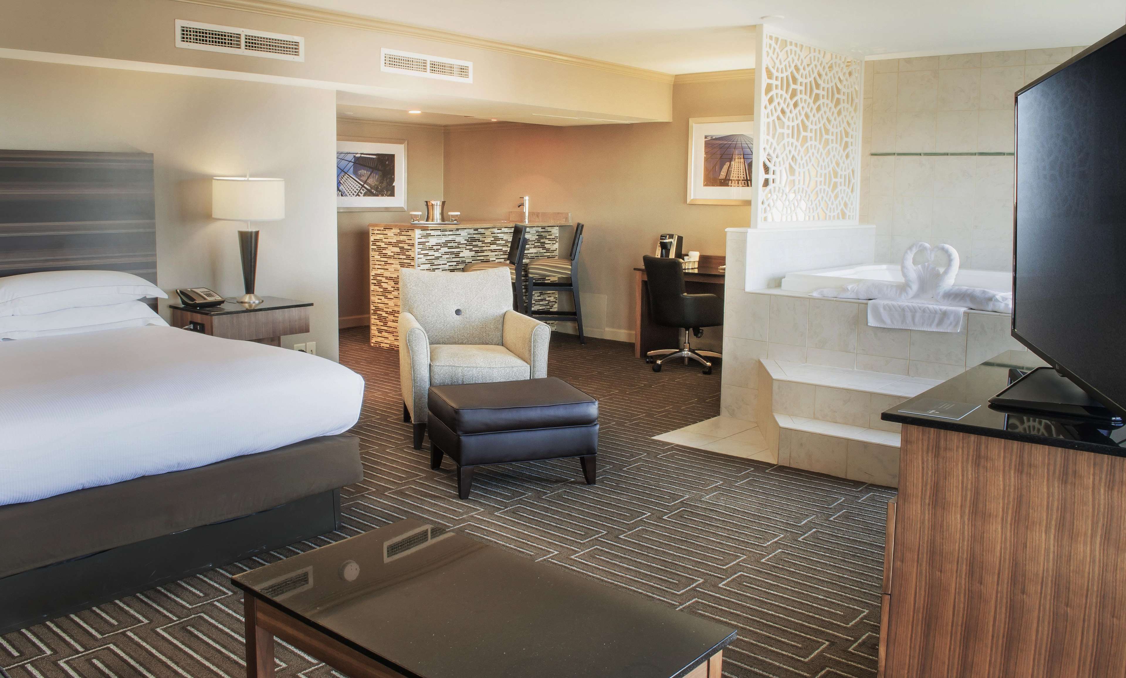 Hilton Charlotte University Place Photo