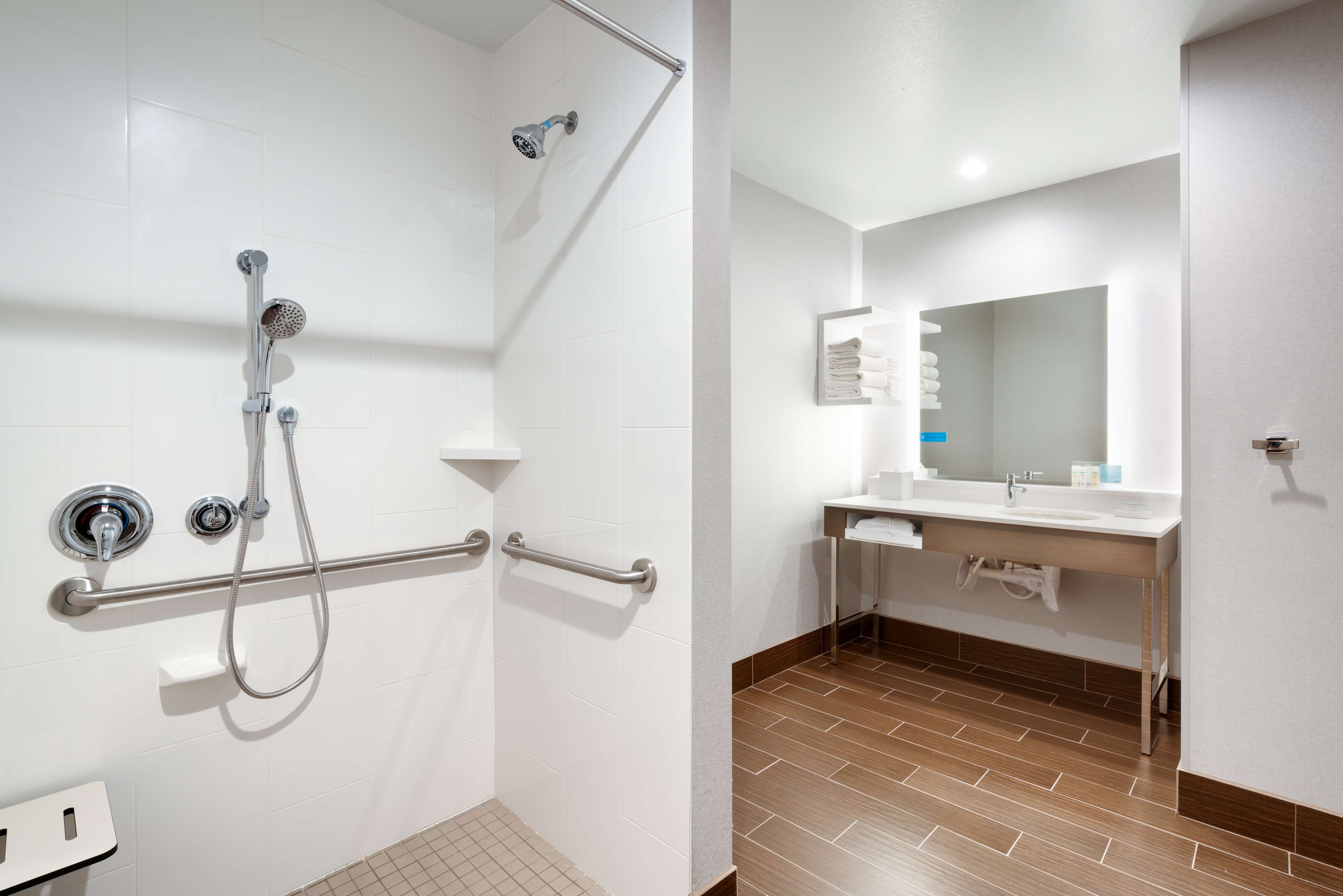 Guest room bath