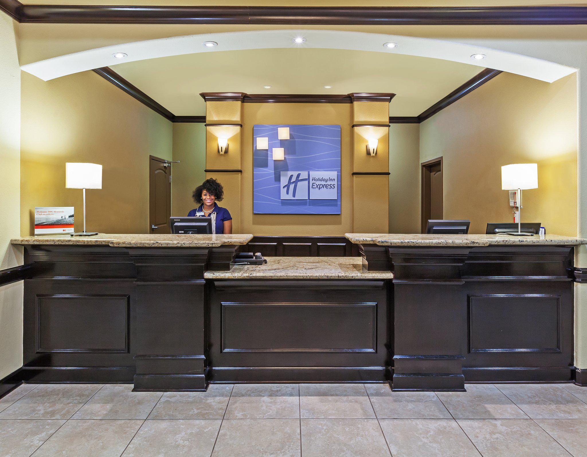 Holiday Inn Express & Suites Victoria Photo