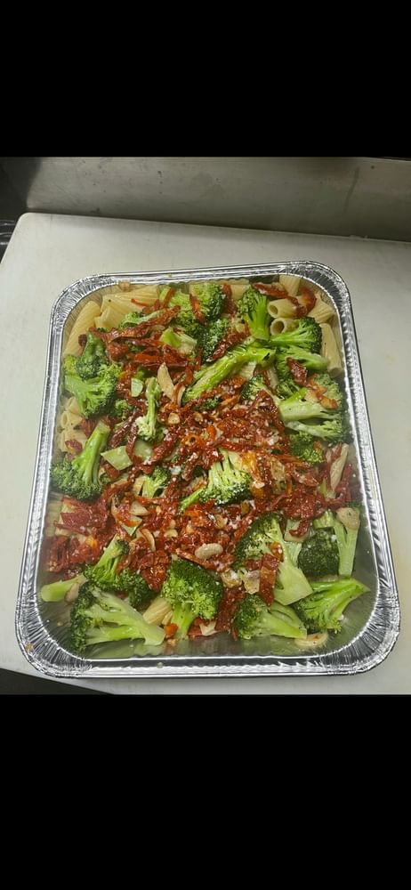 Rigatoni with Brócoli and Sun Dried Tomatoes Garlic and Oil Catering