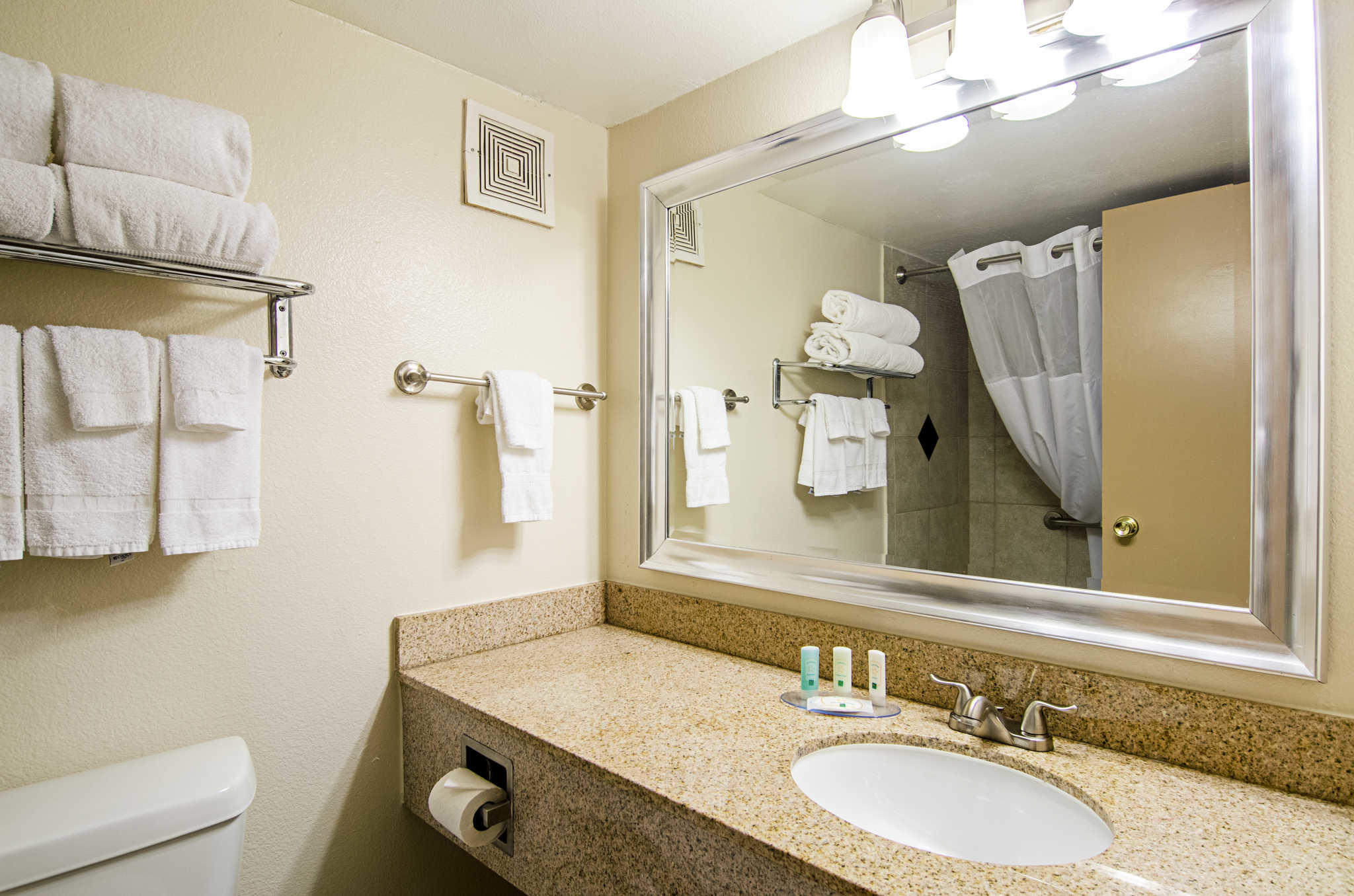 Quality Inn & Suites Denver Stapleton Photo