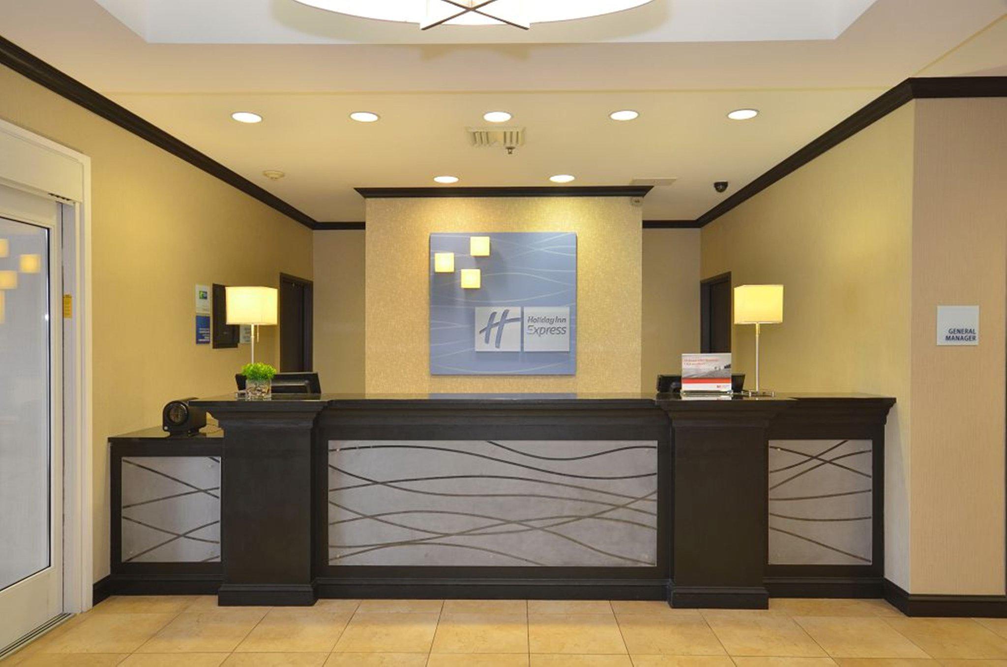 Holiday Inn Express & Suites Farmington Photo
