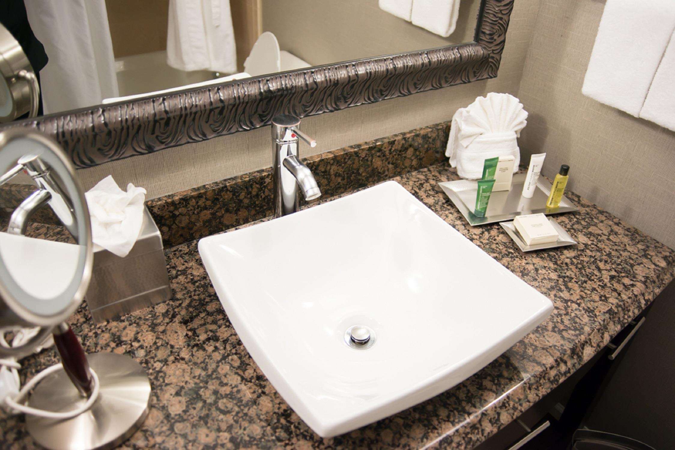 Hilton Charlotte University Place Photo