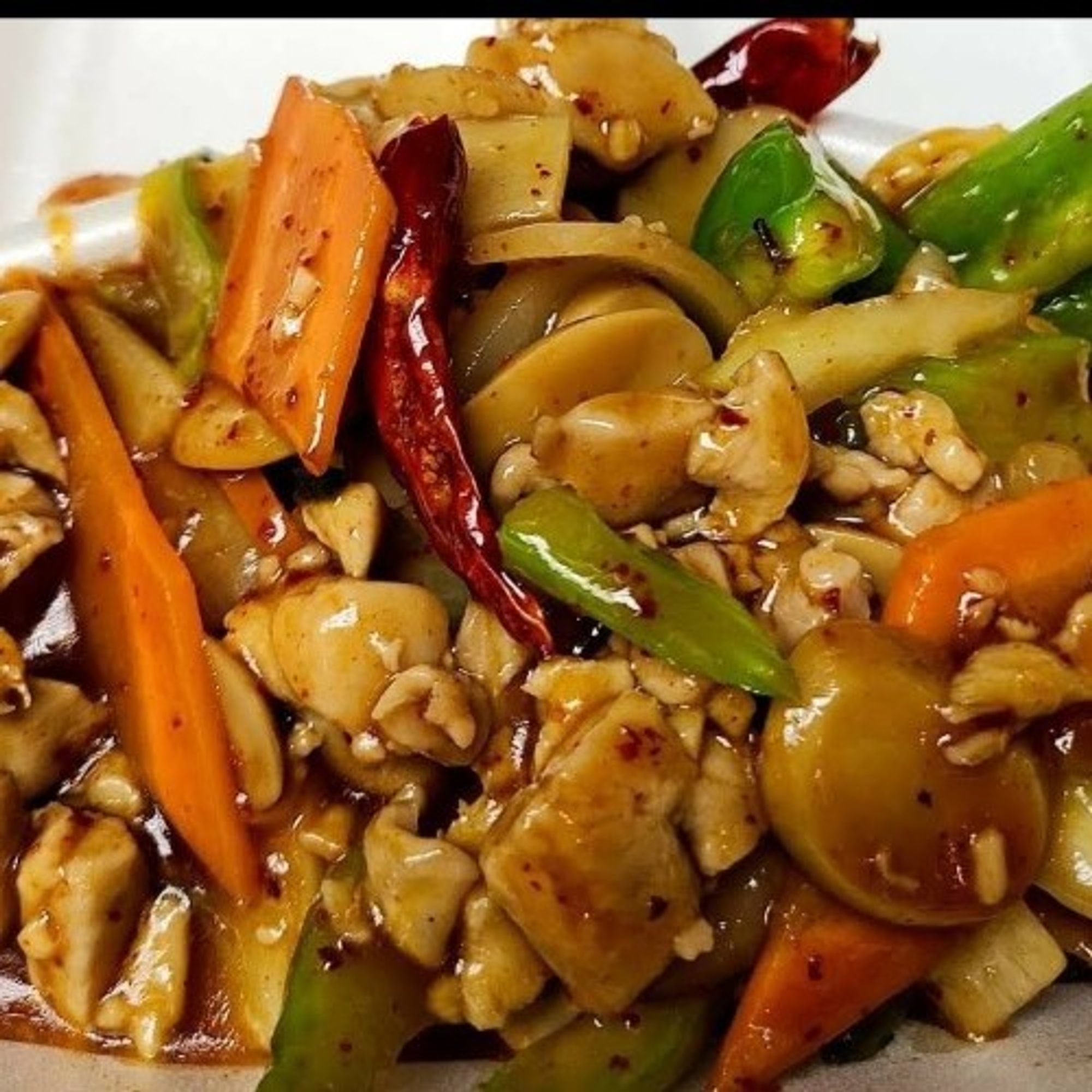 Szechuan Chicken Special( includes eggroll,crab rangoon and rice)